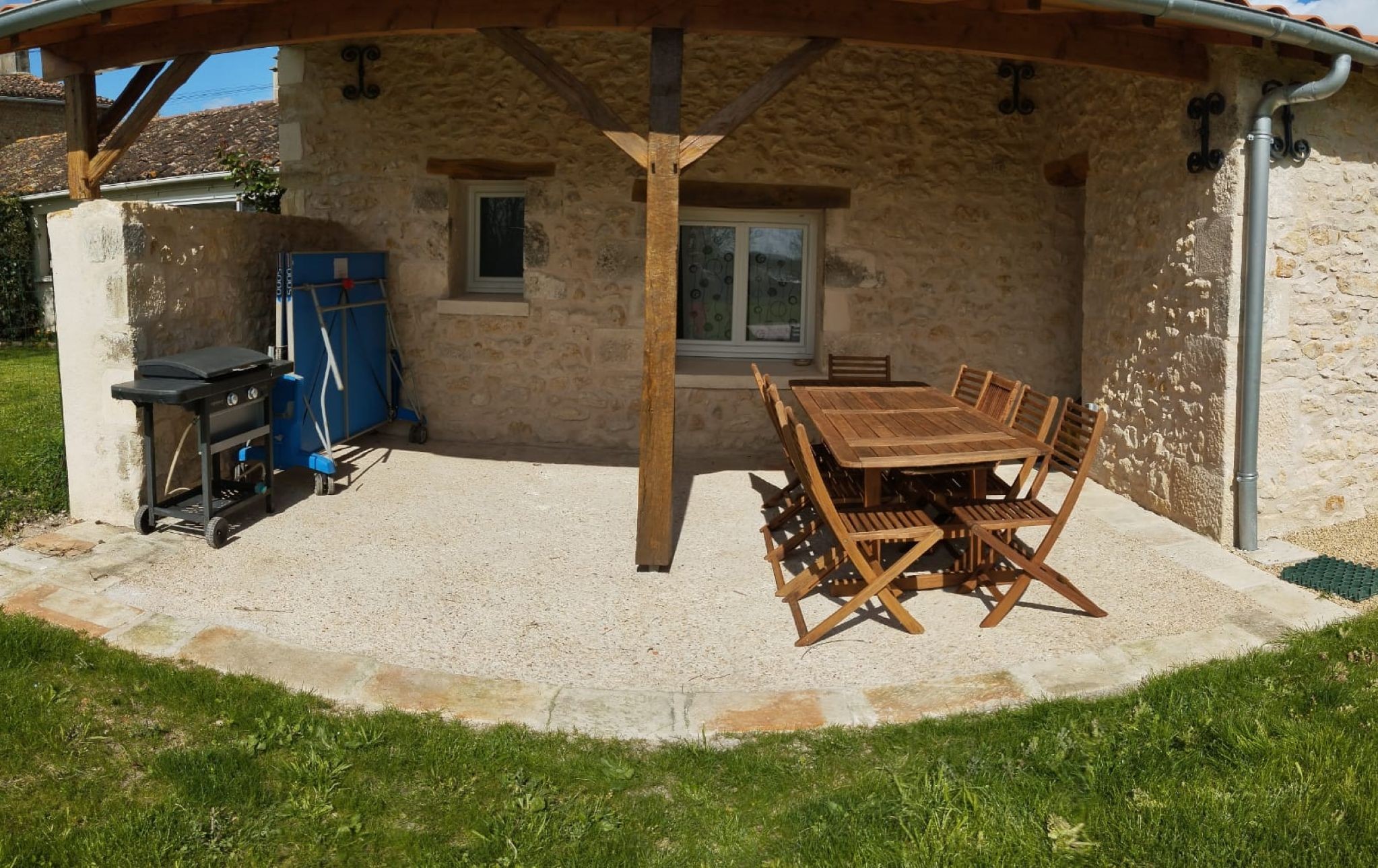 Terrasse privée avec barbecue et table de ping-pong du gite de La Treille