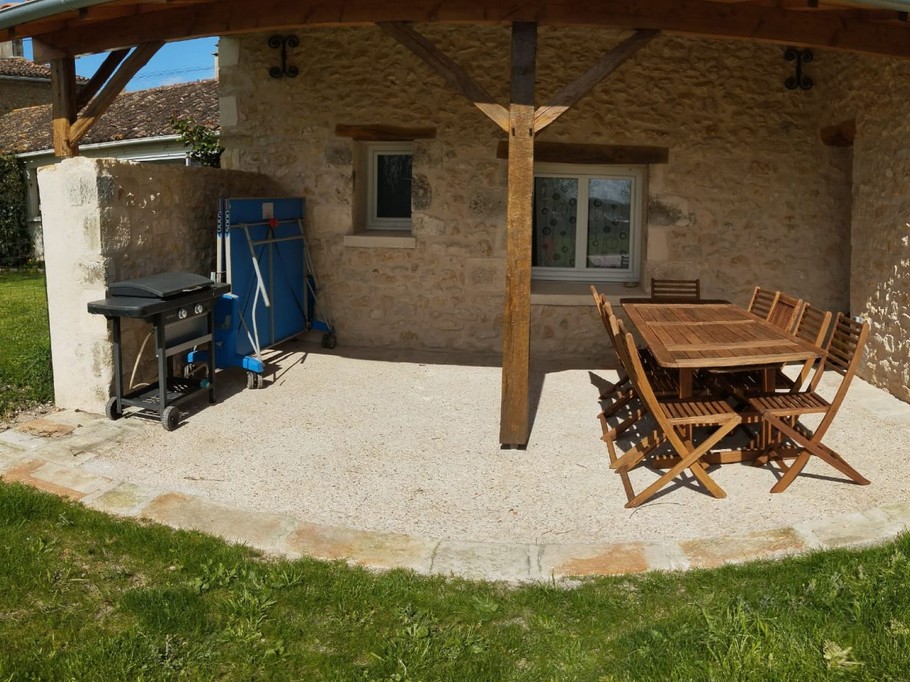 Terrasse privée avec barbecue et table de ping-pong du gite de La Treille