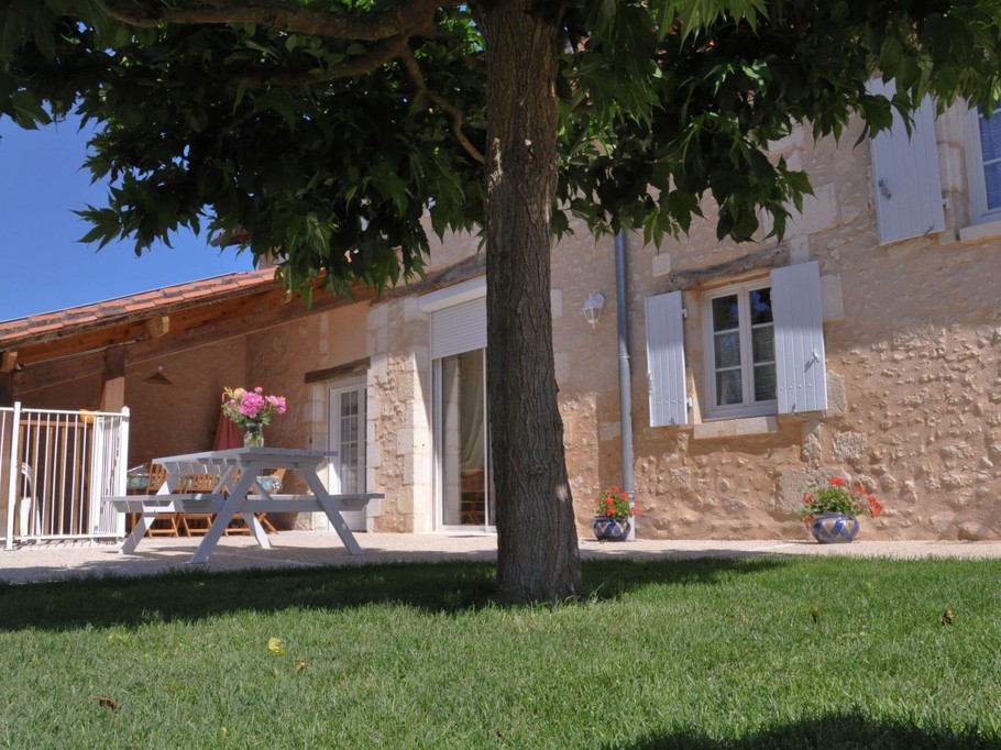 Gite La Grange Chez Bariot pour 10 personnes avec piscine et jacuzzi intérieur en Charente