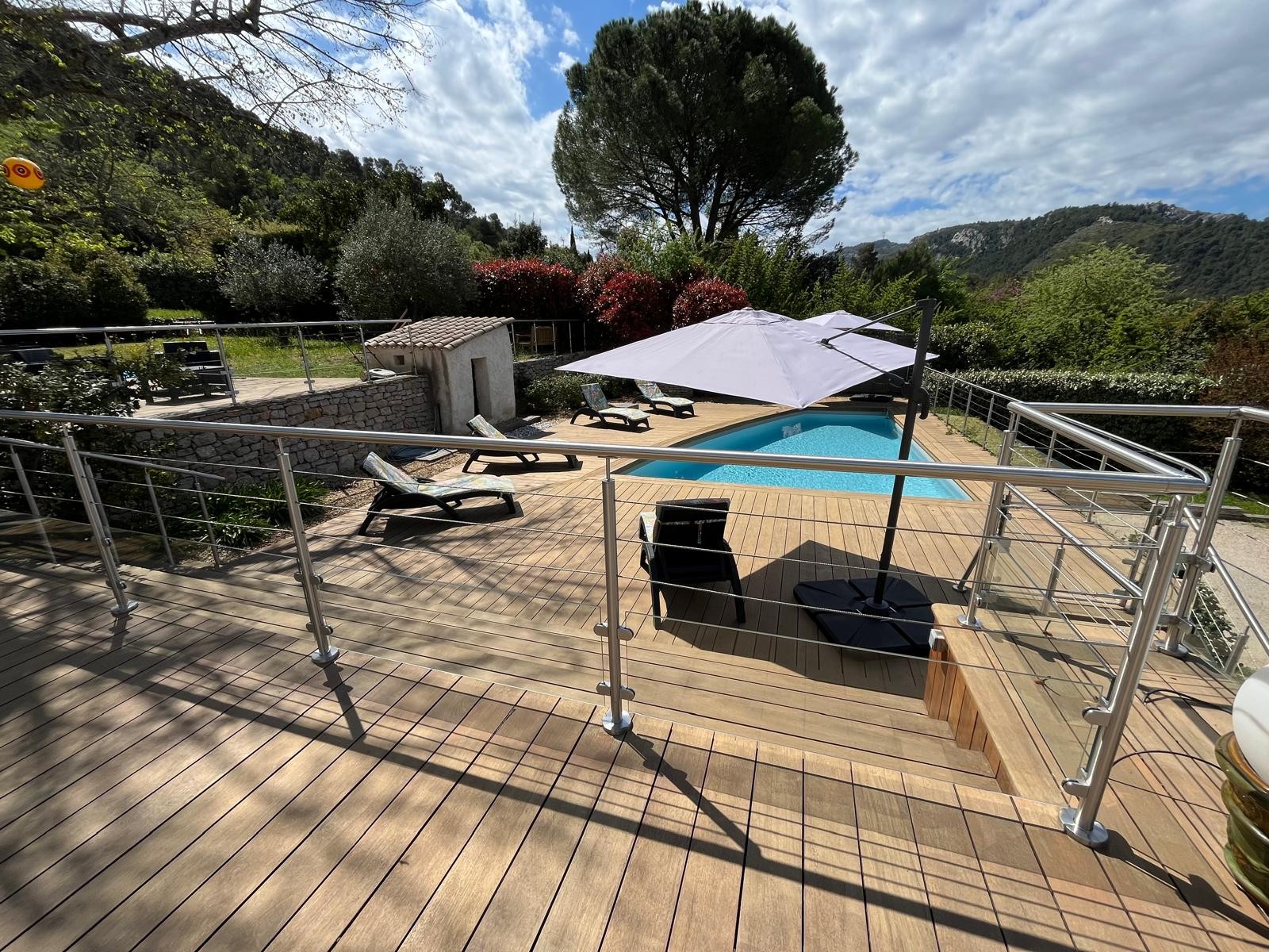 VUE PISCINE DE LA TERRASSE FACE A LA VÉRANDA AVEC GARDE CORPS