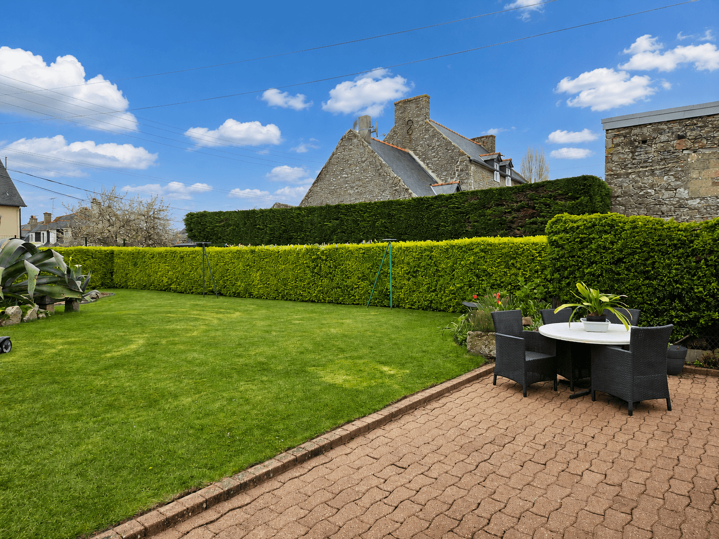 Jardin avec terrasse, mobiliers de jardin, transats, barbecue, parasol