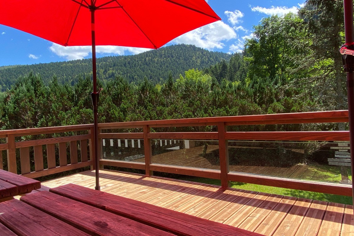 Terrasse attenante et vue sur le jardin et la forêt Le Vertbruche