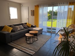 A 35 m² living area comprising a lounge, living room and kitchen. Sofa bed. Direct access to the terrace and garden from the lounge area.