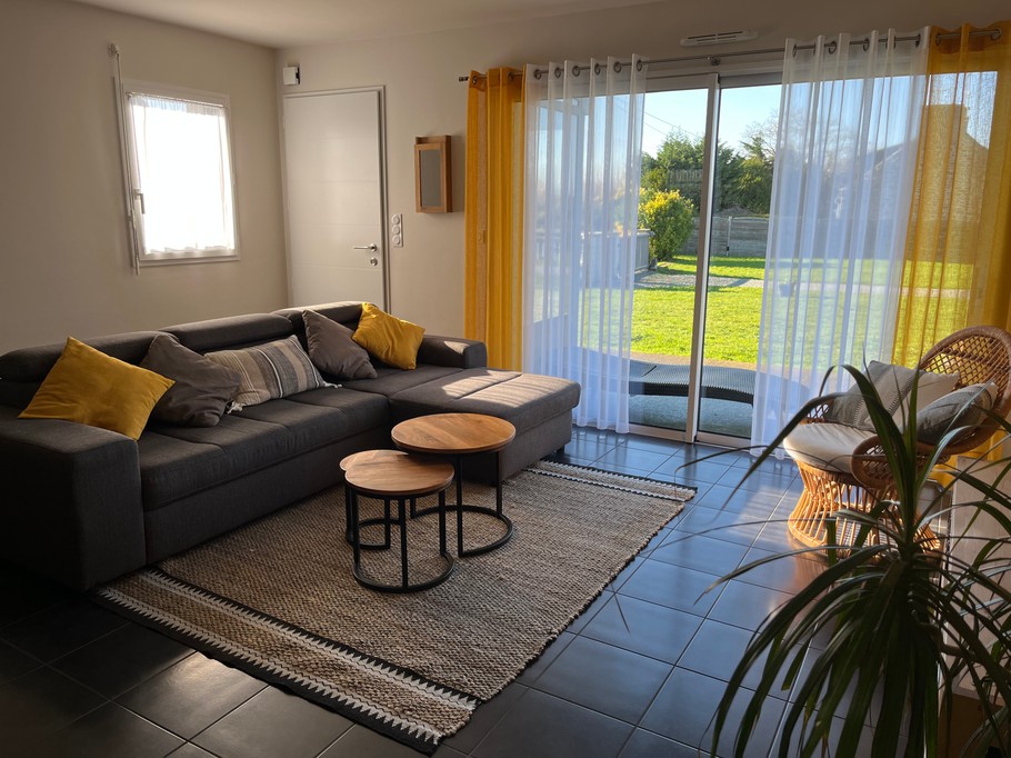 A 35 m² living area comprising a lounge, living room and kitchen. Sofa bed. Direct access to the terrace and garden from the lounge area.