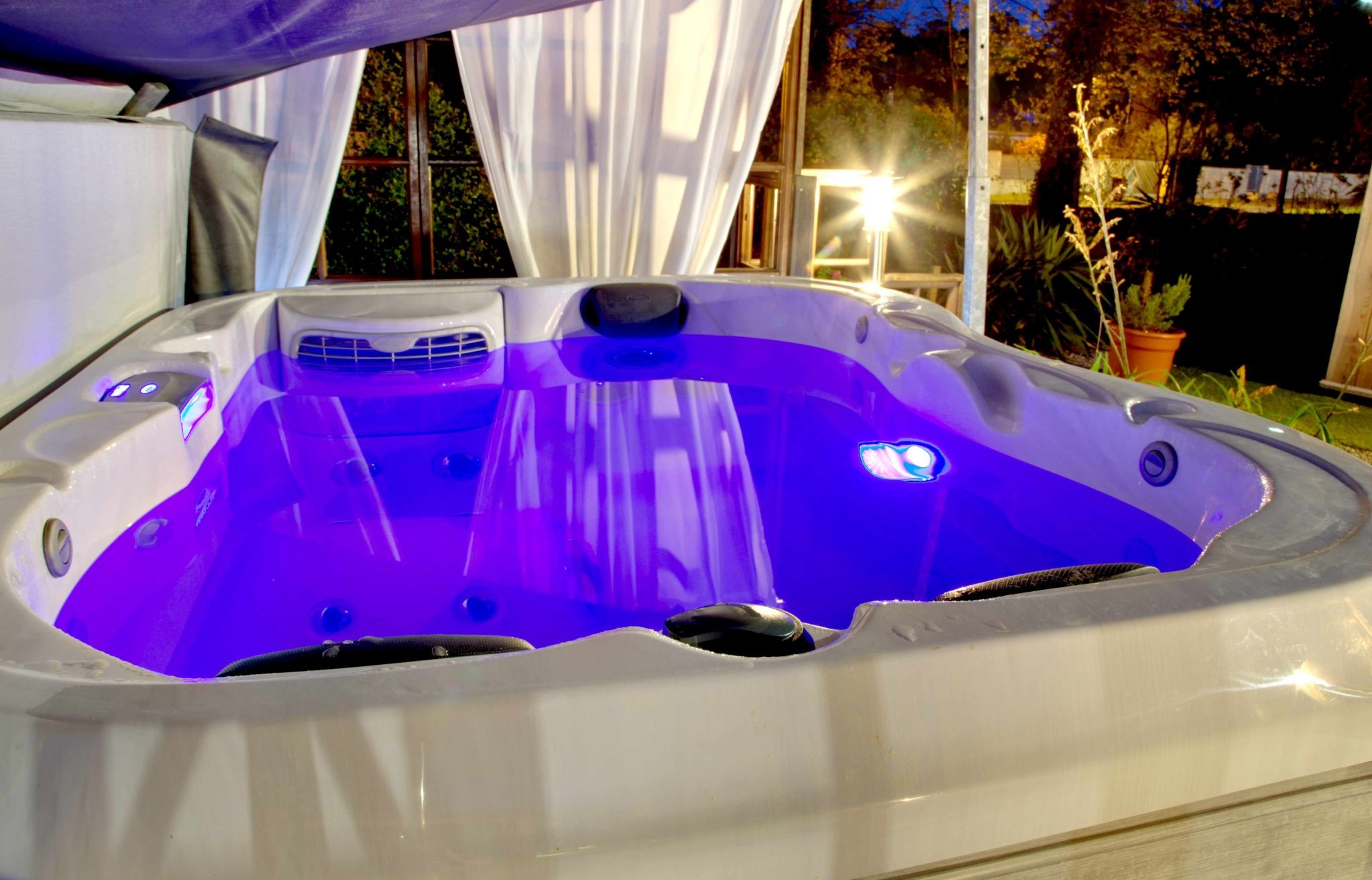Private spa at the Villa Primevères in St Jean d'Illac, Gironde