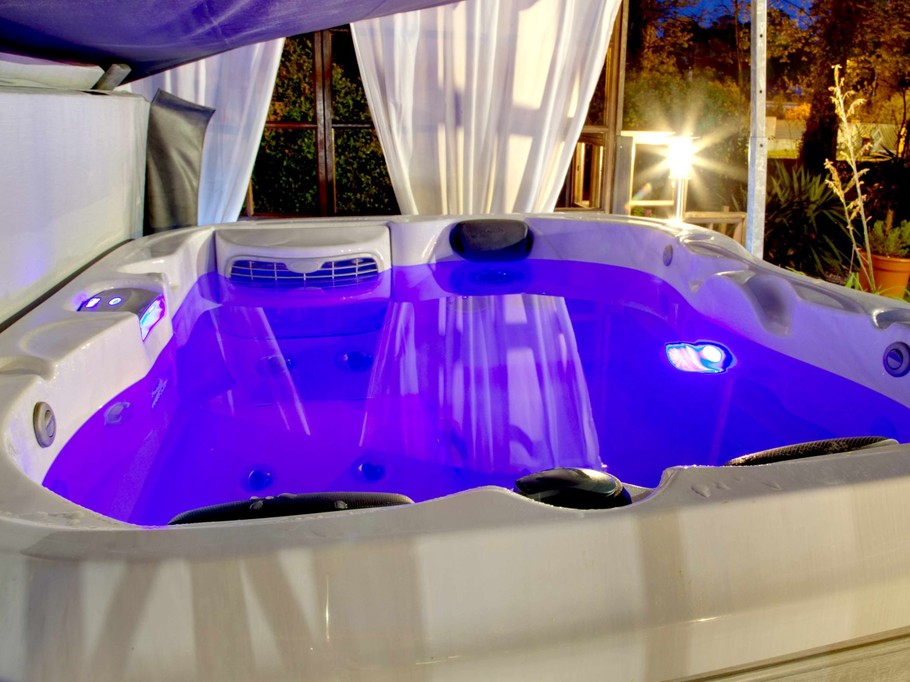 Private spa at the Villa Primevères in St Jean d'Illac, Gironde