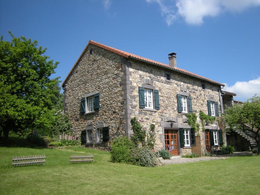La maison vue du jardin.