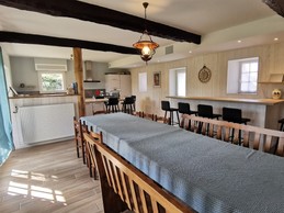 Grande table à manger avec espace bar