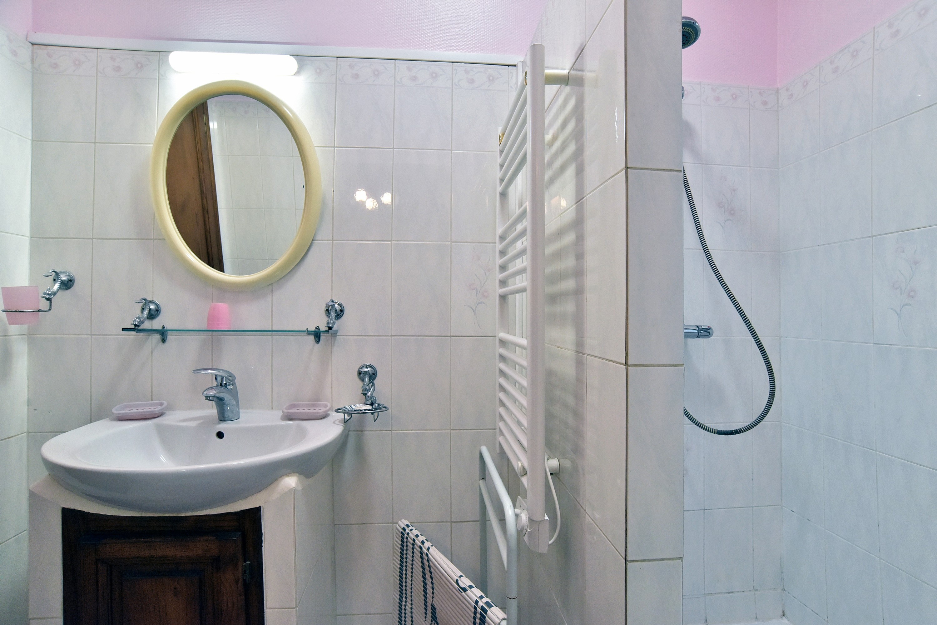 Chambre 3-4 : pour 1 à 3 personne (1 lit 140 cm x 190 cm et 1 lit 120 cm x 190 cm dans 2 pièces communicante). Une salle d'eau communicante. Un WC réservé.