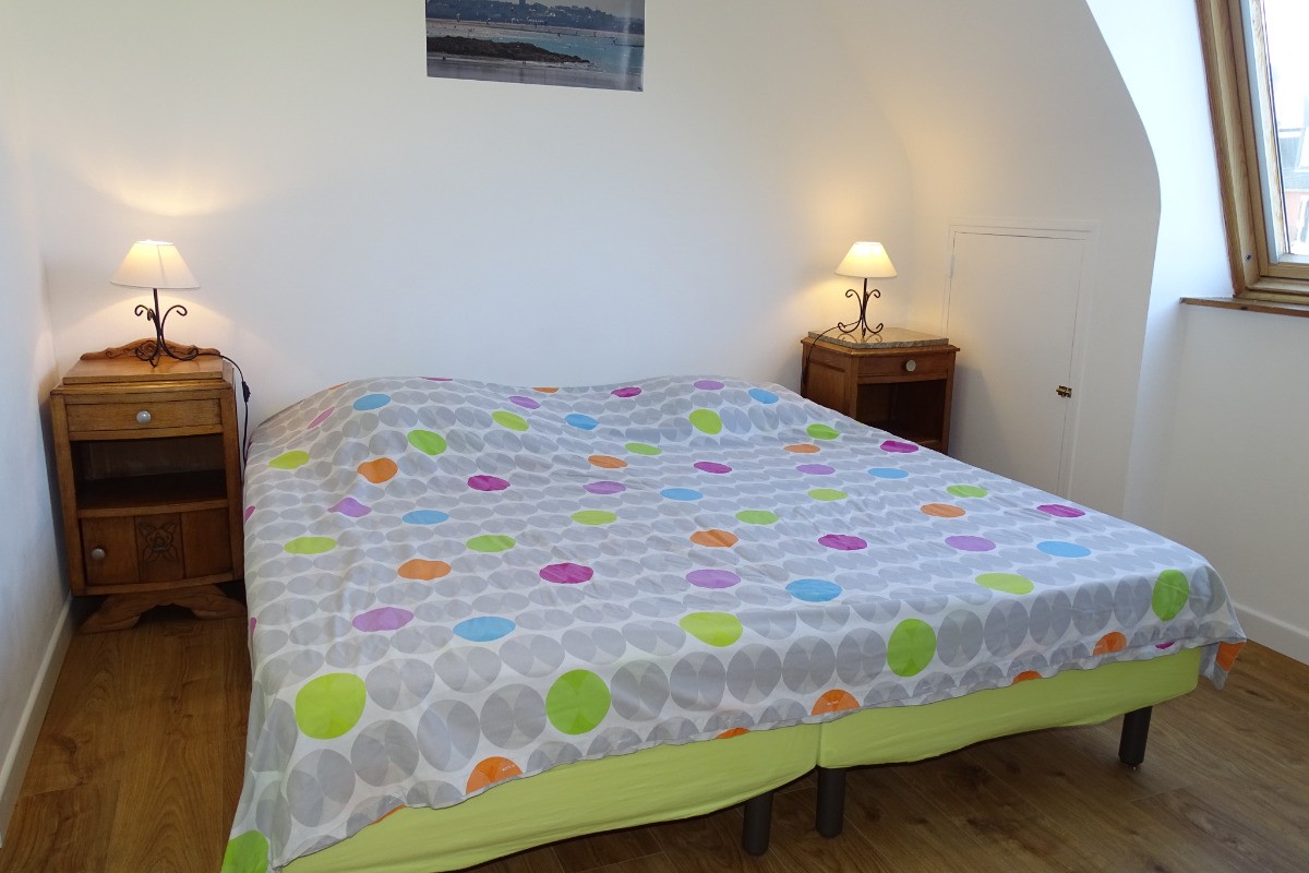 Chambre 2: 2 lits en 90 modulables en lits simples ou double, étagères, table, penderies