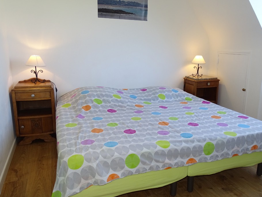 Chambre 2: 2 lits en 90 modulables en lits simples ou double, étagères, table, penderies