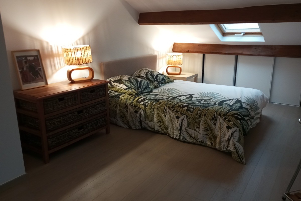 ©bouchard__notre chambre familiale s'étend sur deux niveaux, offrant une expérience unique et spacieuse. À l'étage, vous trouverez deux lits doubles confortables et une salle d'eau privative
