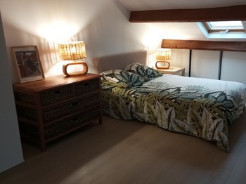 ©bouchard__notre chambre familiale s'étend sur deux niveaux, offrant une expérience unique et spacieuse. À l'étage, vous trouverez deux lits doubles confortables et une salle d'eau privative