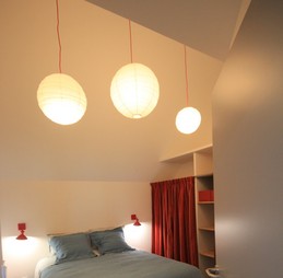Chambre du RdC, grand lit et en face sur le mur télévision, la deuxième puisqu'il y a la même dans le salon.