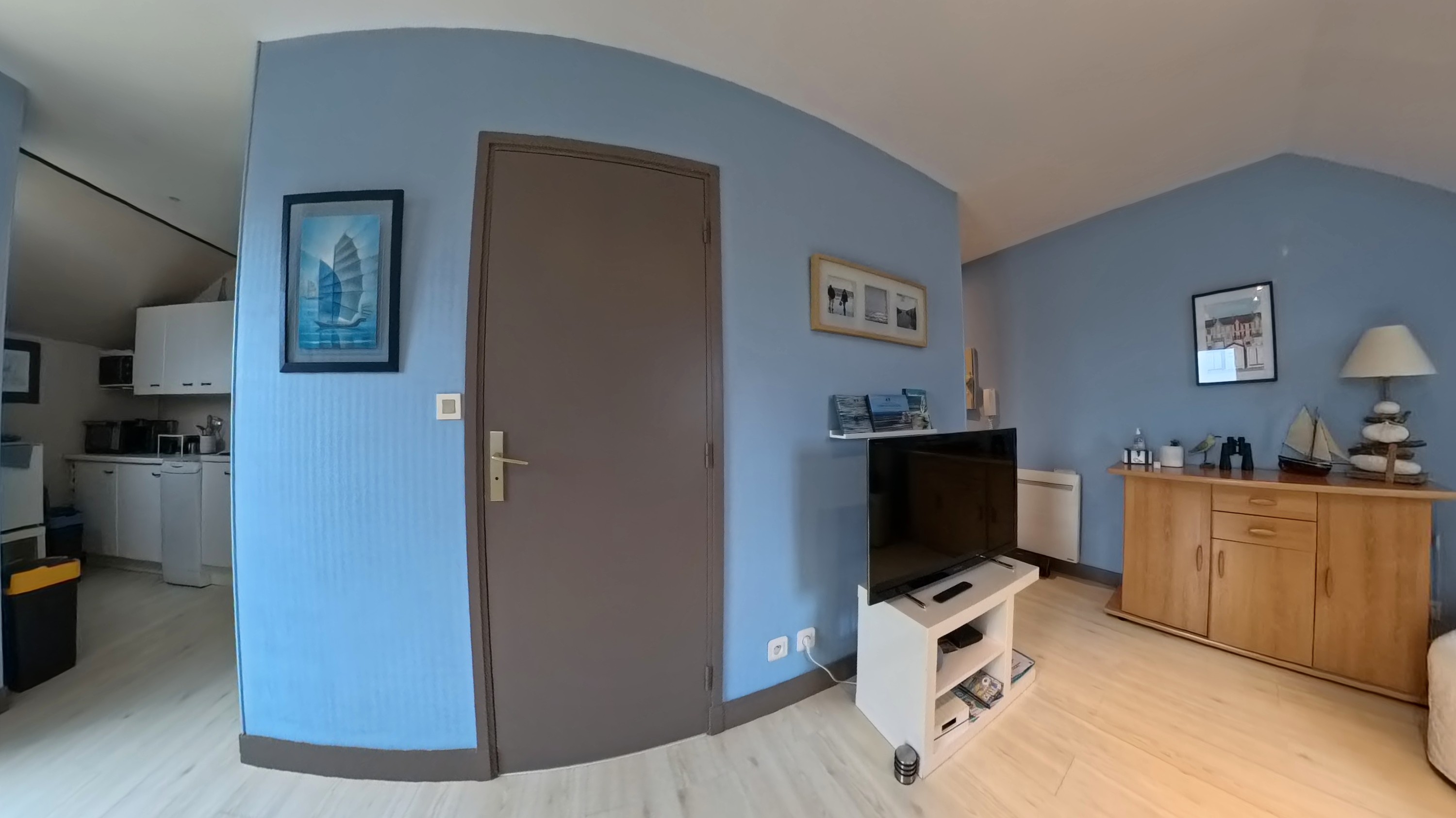 pièce principale  et vue cuisine
