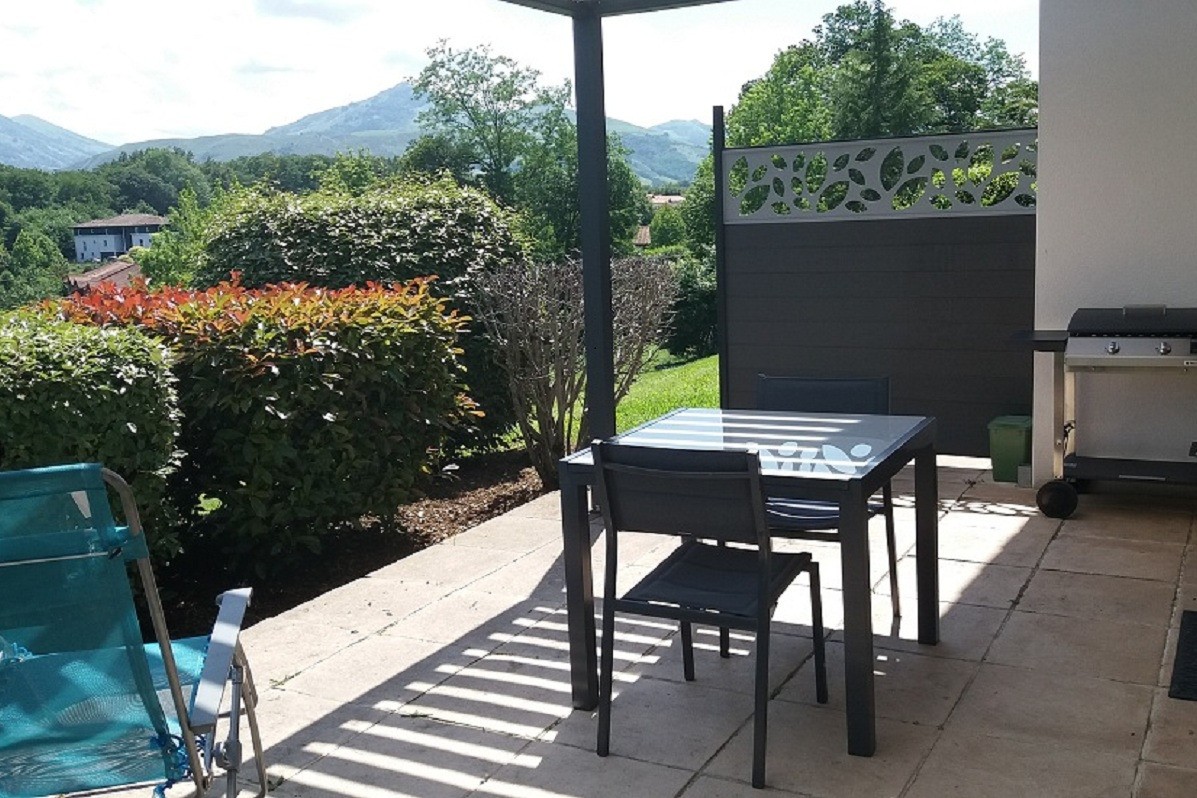Terrasse avec Plancha, table extensible et relaxes