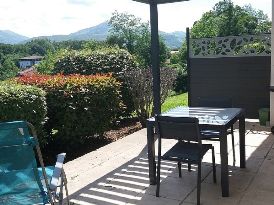 Terrasse avec Plancha, table extensible et relaxes