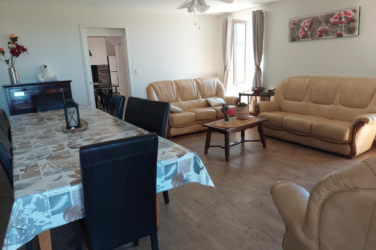 salon séjour GITE LA CHARTROULLE 19 CORREZE CLEVACANCES