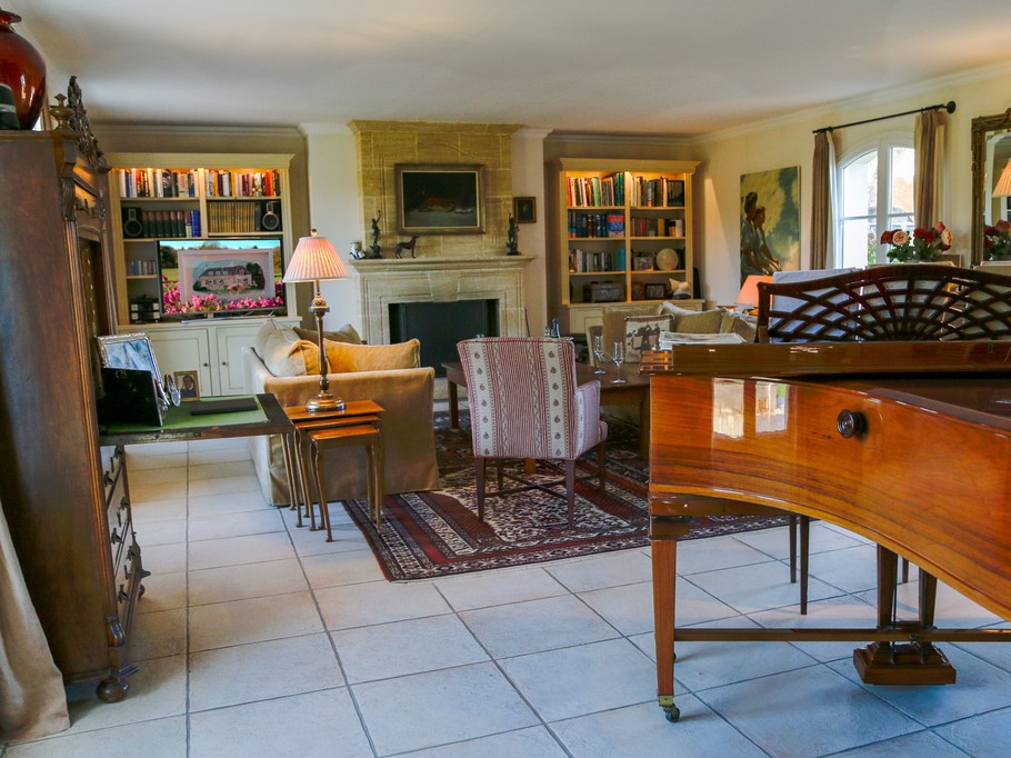 Living room with fireplace