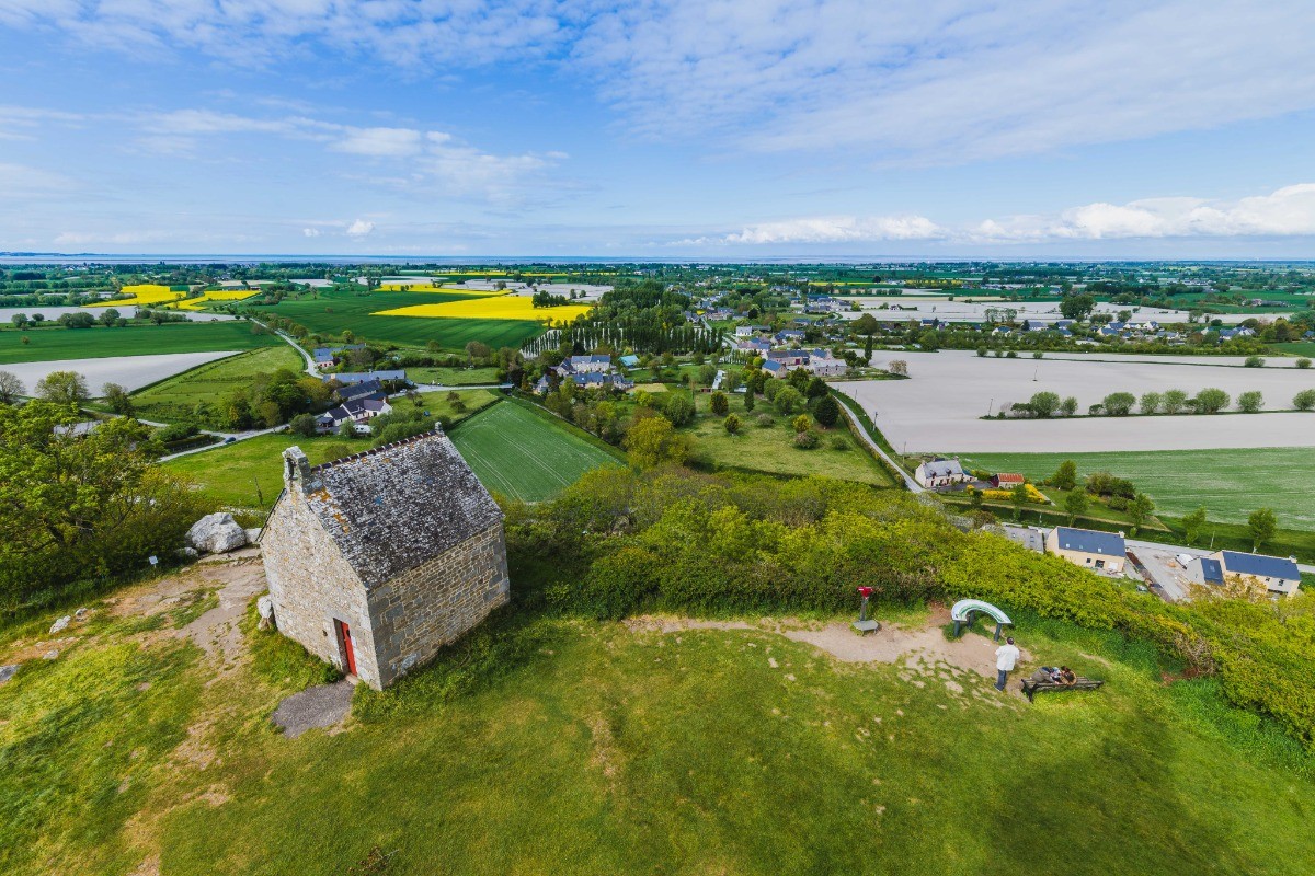 Vue aérienne du Mont-Dol, surplombant la Baie du Mont-Saint-Michel.
Crédits photo : CRTB VERNEUIL-Teddy