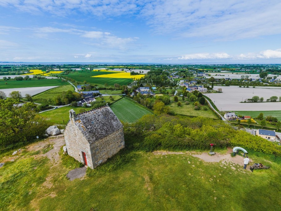 Vue aérienne du Mont-Dol, surplombant la Baie du Mont-Saint-Michel.
Crédits photo : CRTB VERNEUIL-Teddy