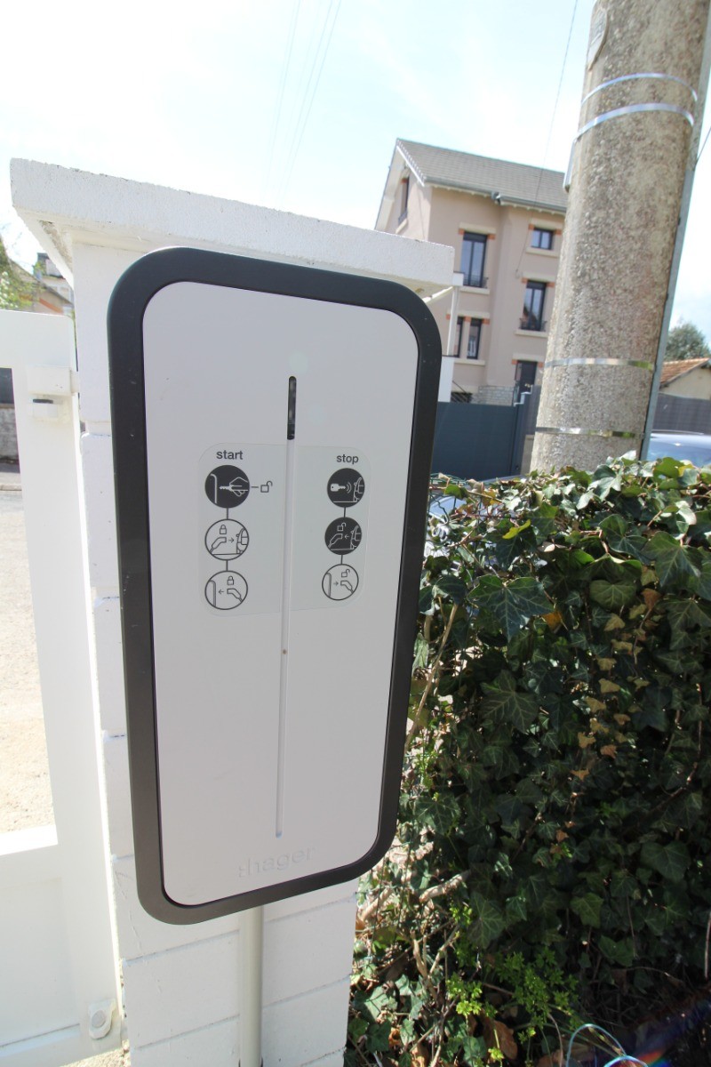 Sur place, borne de recharge véhicule électrique - La Parenthèse