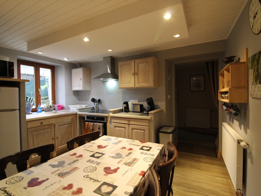 Espace cuisine - Appartement tout confort avec jacuzzi à Plainfaing