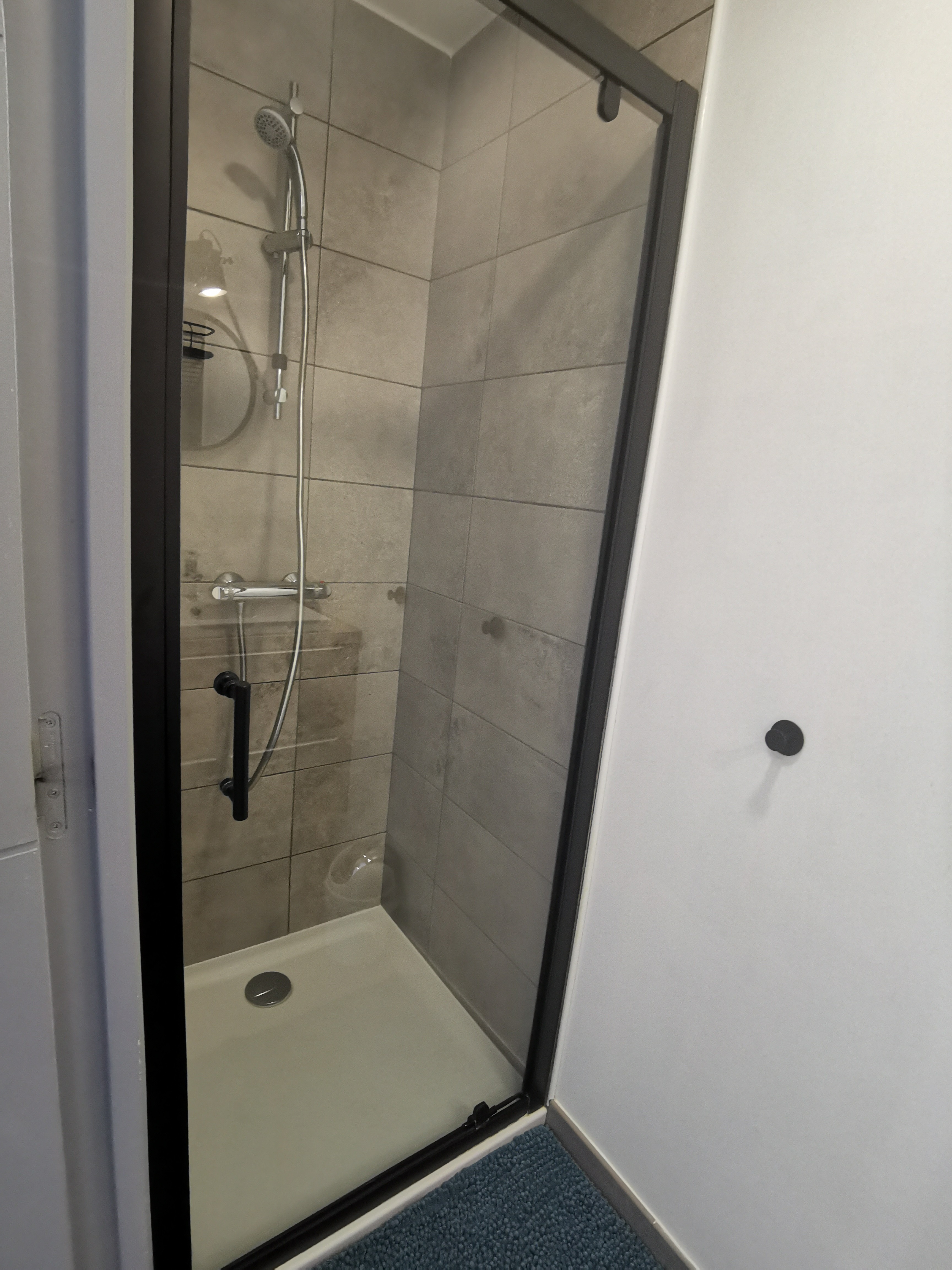 Ground floor: En-suite bathroom