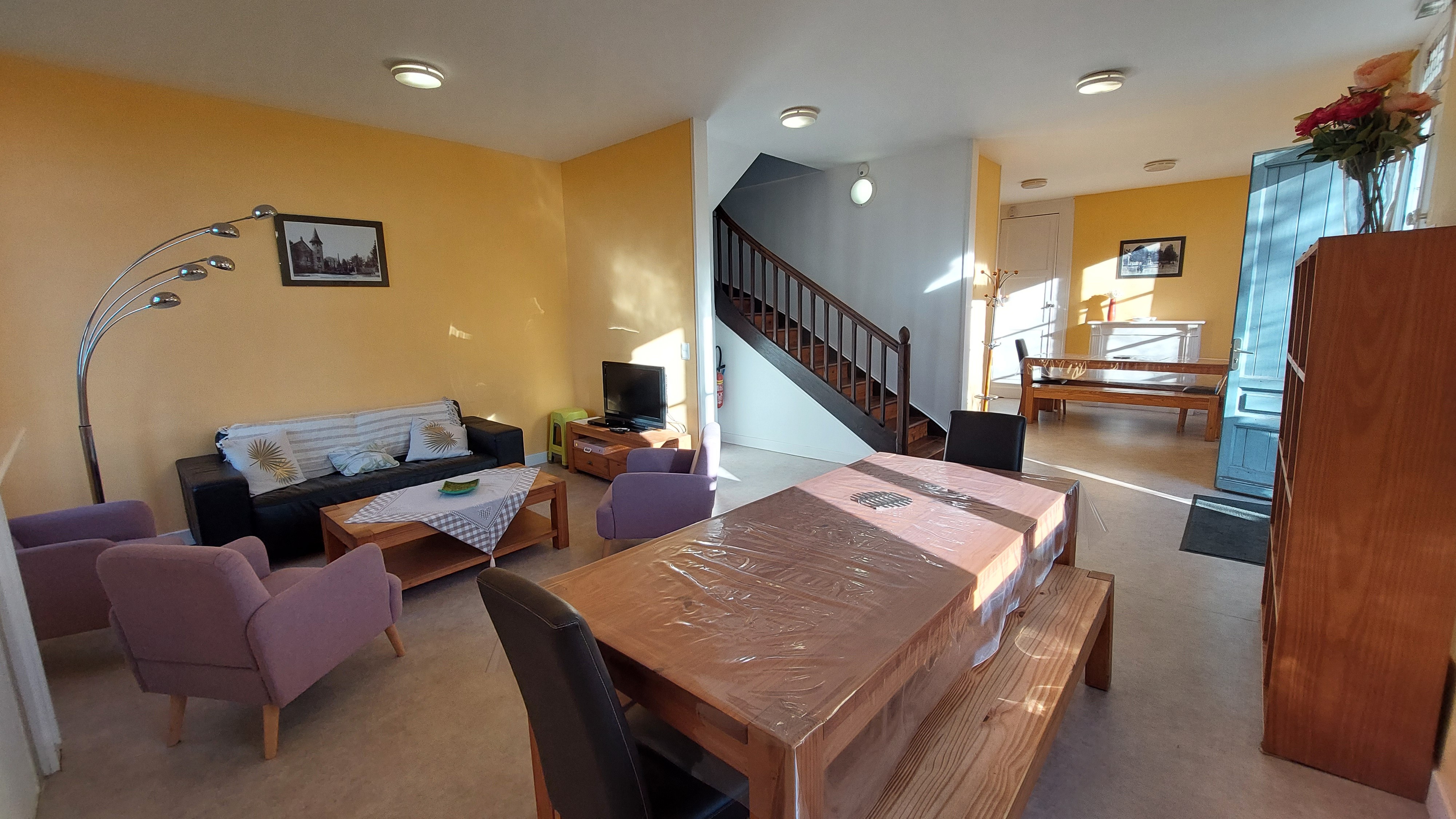 2 grandes tables pour les repas