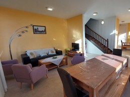 2 grandes tables pour les repas