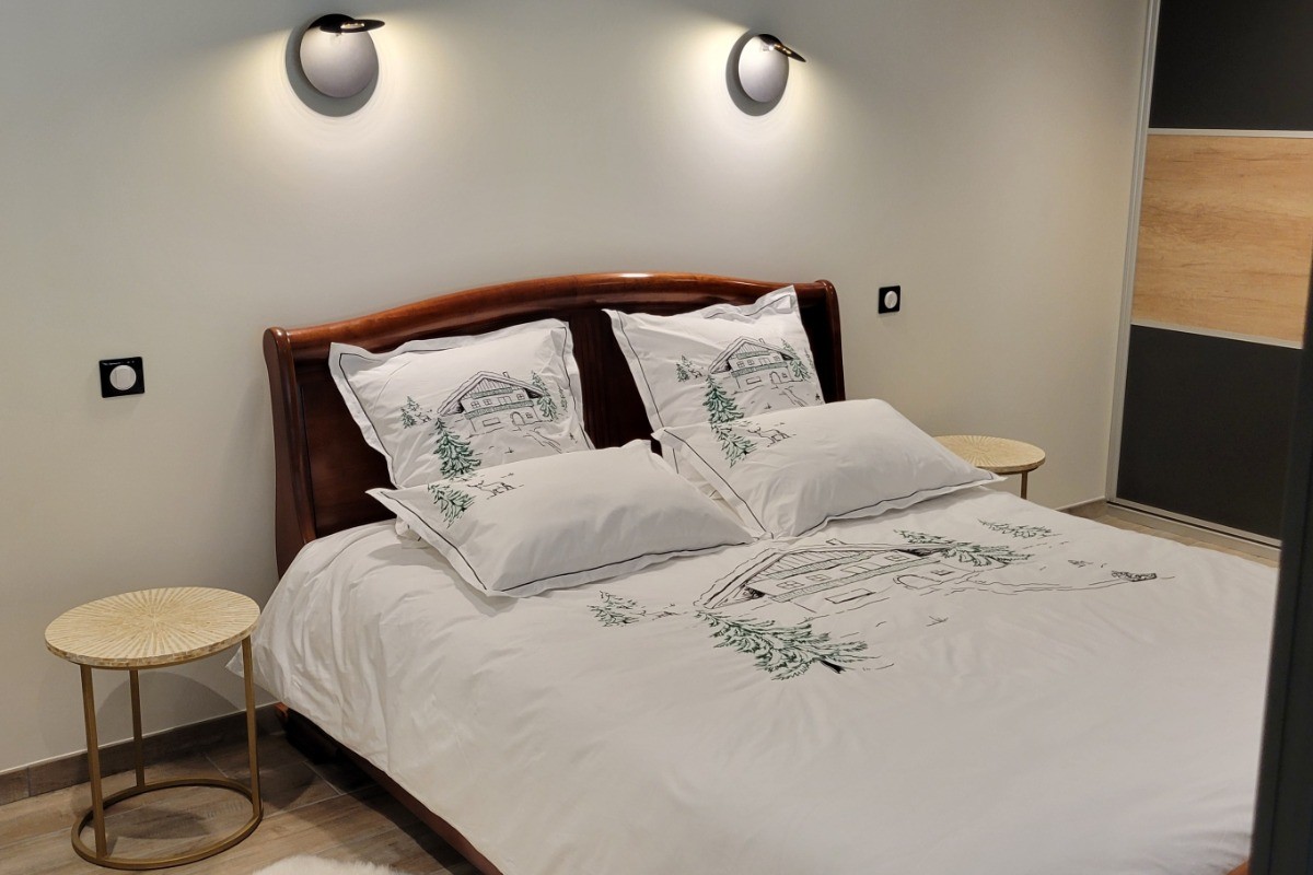 Chambre principale lit queen-size en 160/200