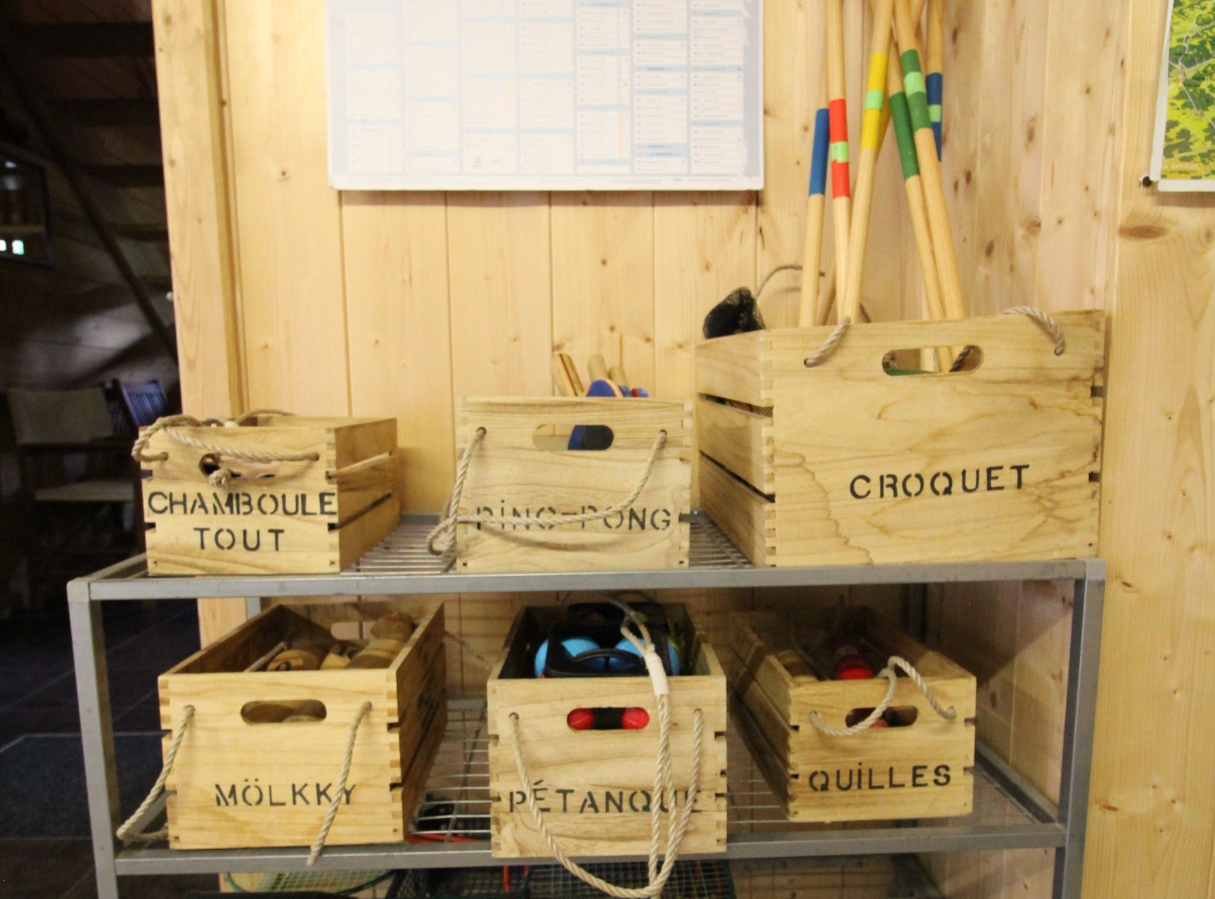 Intérieur garage équipé divers jeux.