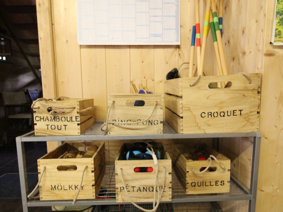 Intérieur garage équipé divers jeux.