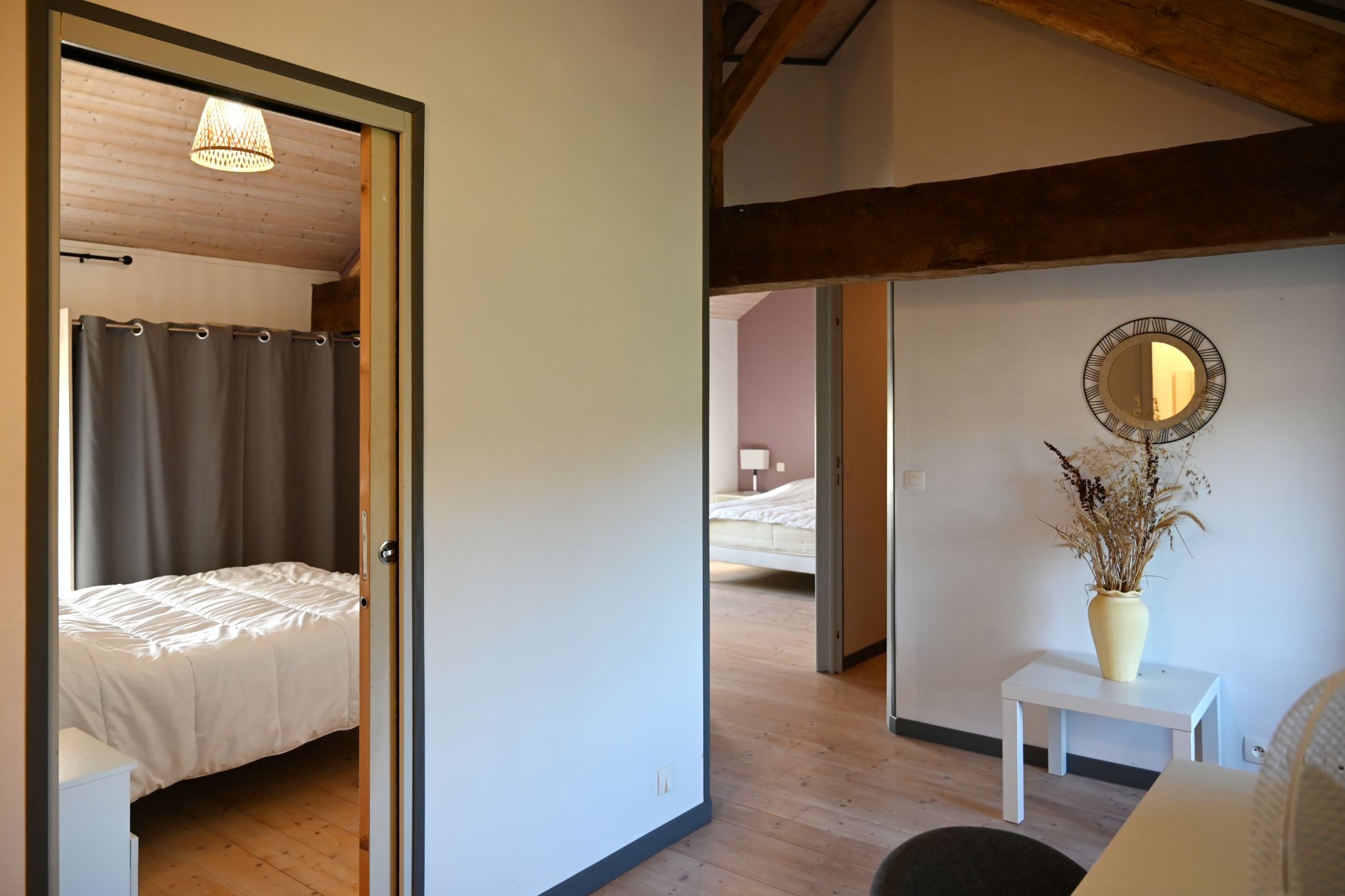 Au 1er étage : les 3 Chambres avec dressings et un bureau sur le palier avec ventilateur