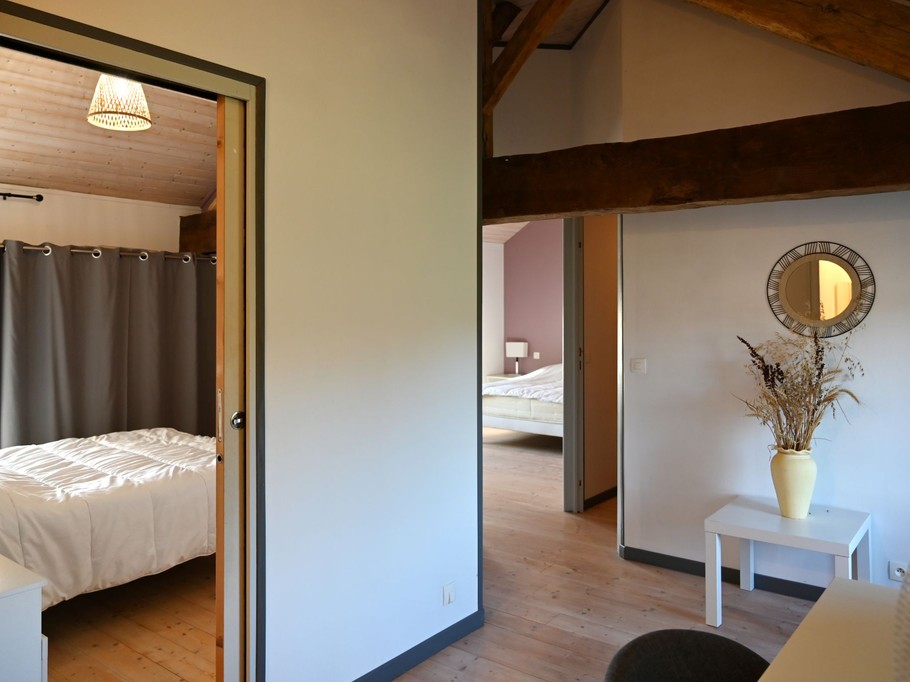 Au 1er étage : les 3 Chambres avec dressings et un bureau sur le palier avec ventilateur