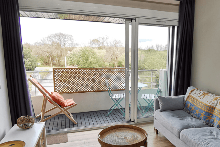Balcon avec salon de jardin