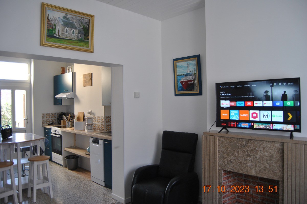 Salon lumineux avec son fauteuil relax manuel et son téléviseur connecté  (Appartement L'entre 2 Caps)