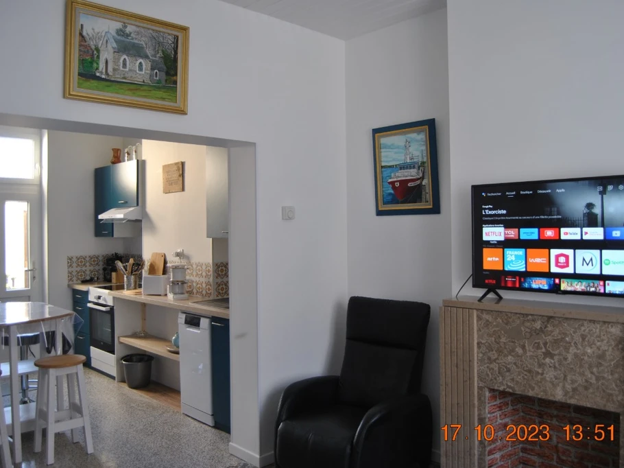 Salon lumineux avec son fauteuil relax manuel et son téléviseur connecté  (Appartement L'entre 2 Caps)