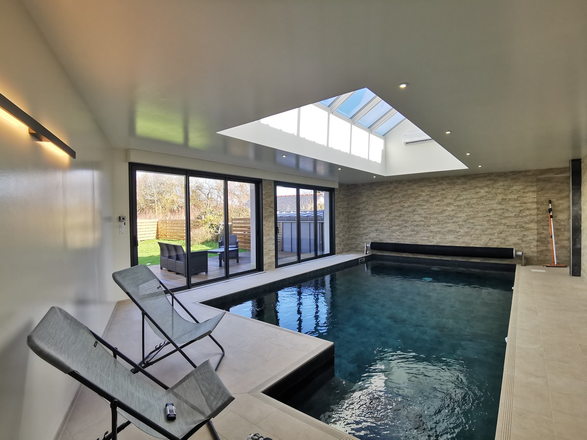 Maison avec piscine intérieure chauffée à 700m de la plage - Clévacances