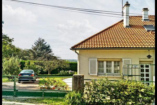 entrée parking du gîte dans le jardin.