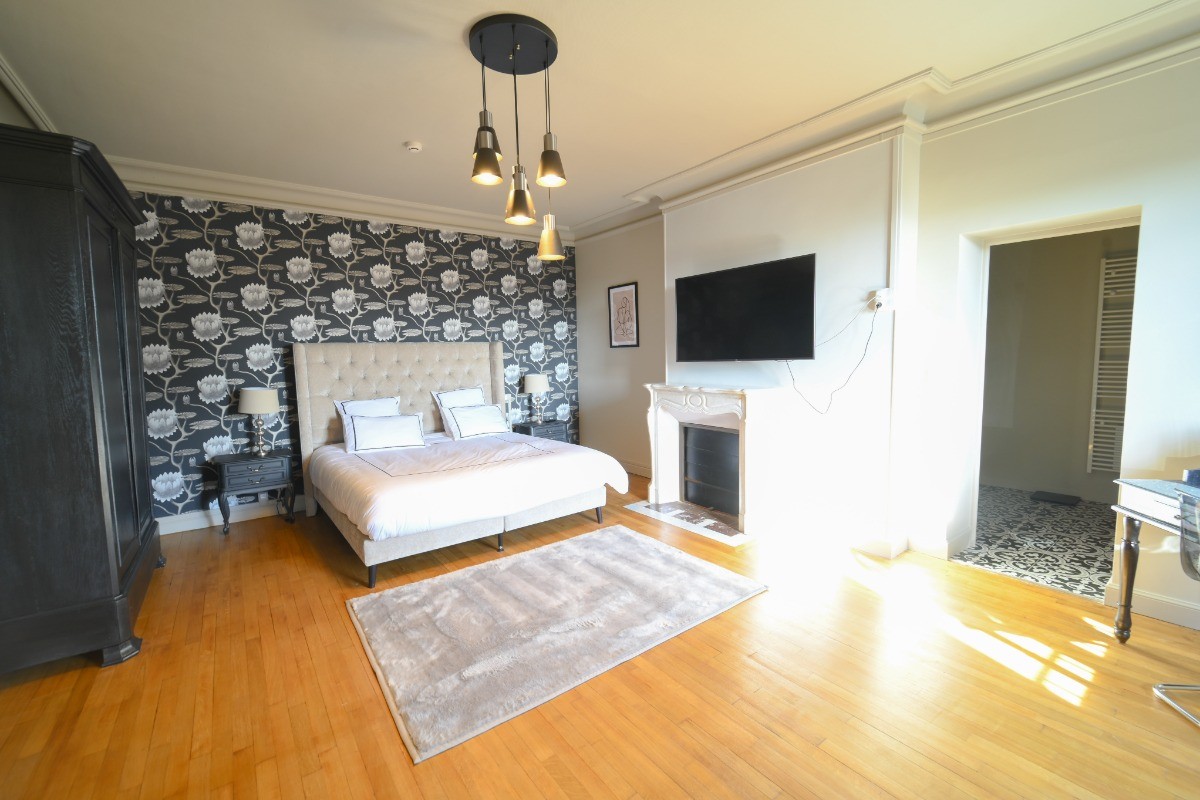 Grande chambre avec son lit King Size et sa sdb attenante
