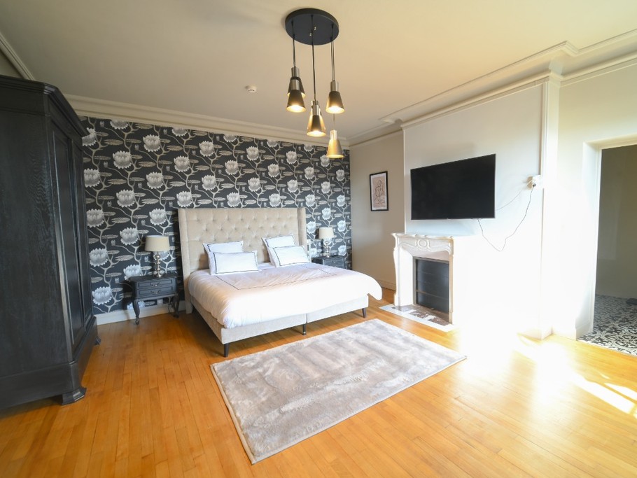 Grande chambre avec son lit King Size et sa sdb attenante