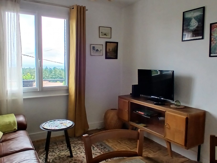 "Les Châtaigniers" in Orcines, Puy-de-Dôme: The living and dining room