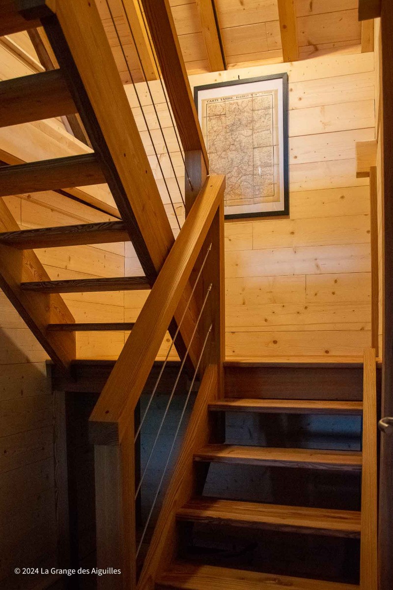 L'escalier fait avec l'ancien plancher en mélèze de la grange