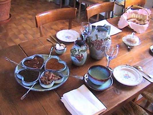 Le copieux petit déjeuner au Domaine de la Loge avec 7 confitures, très grand choix de thés, beurre doux et salé, 2 jus de fruits, brioche maison.......