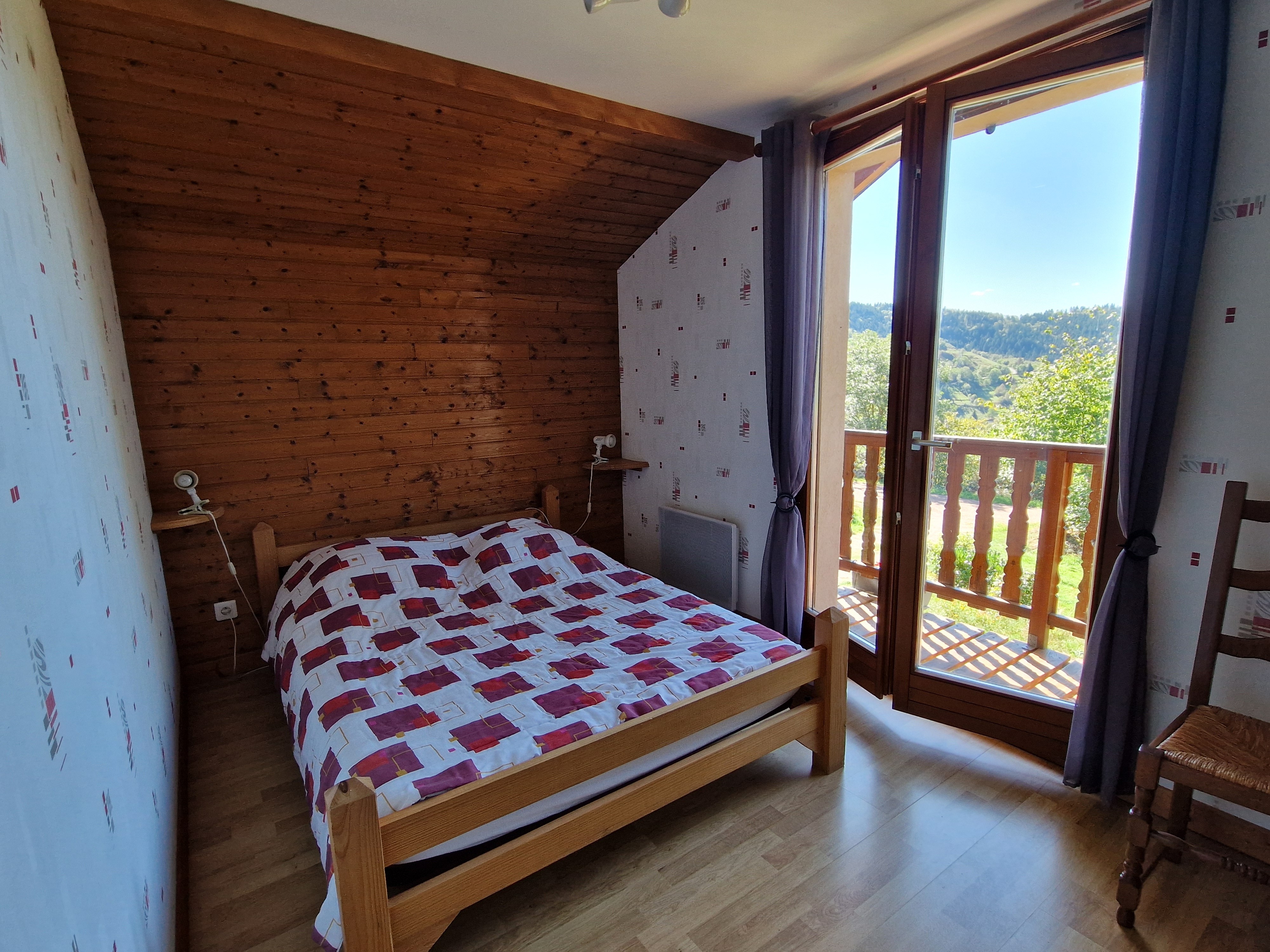 Bedroom 2, 140 bed – Arnica Holiday Cottage