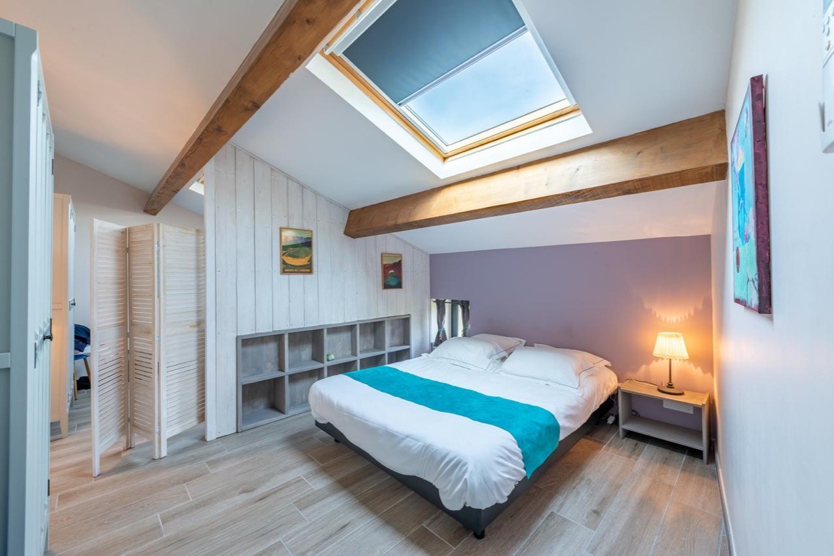 La chambre double avec cloison bois entre les 2 lits
