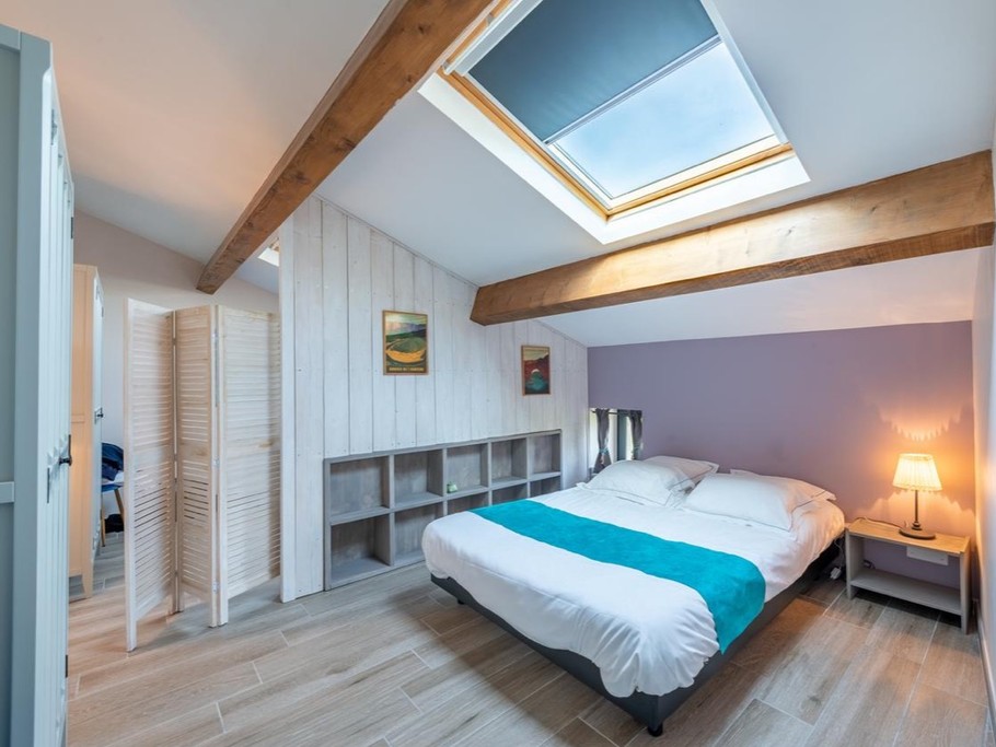 La chambre double avec cloison bois entre les 2 lits