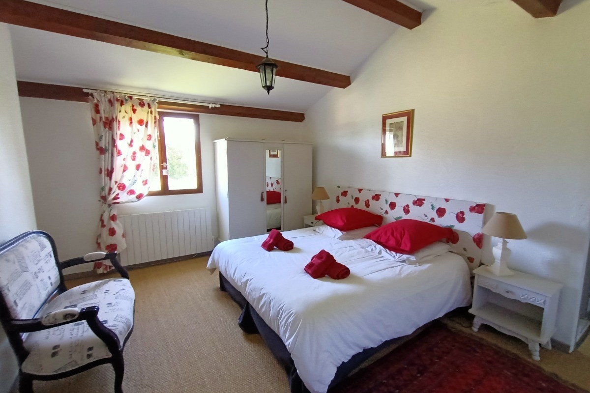 La chambre climatisée, lit 180 cm