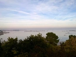 Mer d'huile et calme plat depuis le point de vue à 100 mètres de la maison ; l'ile de Bréhat est sur la gauche